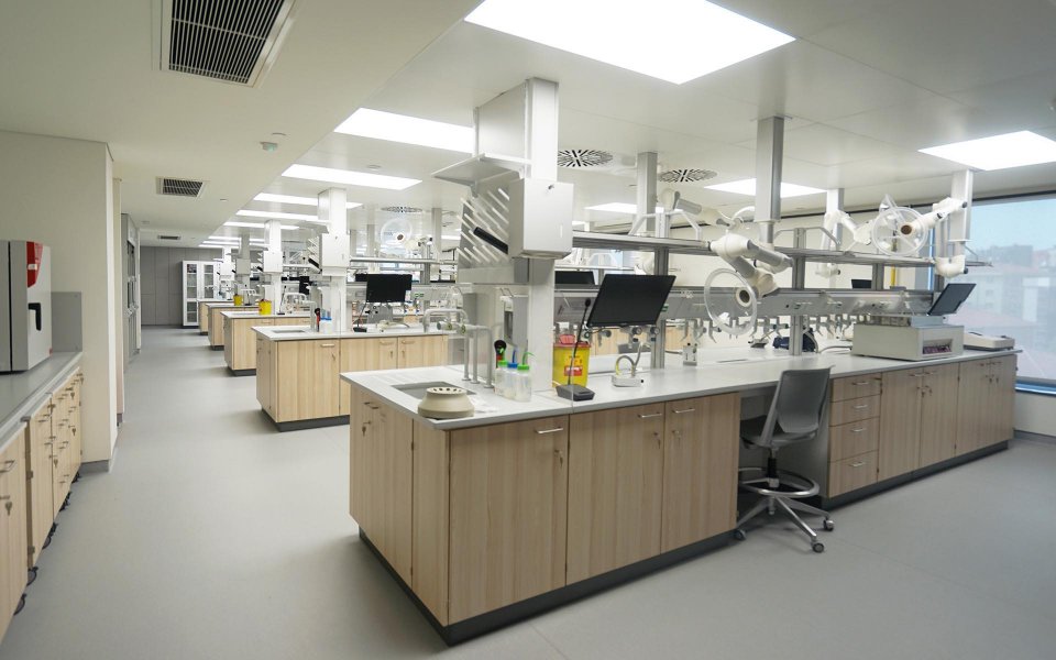 Acıbadem Üniversitesi Eczacılık Laboratuvarları
